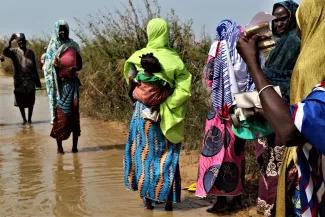 تنبيه 646: أفراد مجتمع Enkunama يعودون إلى ديارهم بعد تلقي الدعم النقدي في منطقة Jahun المحلية الحكومية (LGA) ، نيجيريا. تسببت الفيضانات الشديدة في النزوح وفقدان الأرواح وسبل العيش ، مما أثر على أكثر من 406,000 شخص في البلاد.